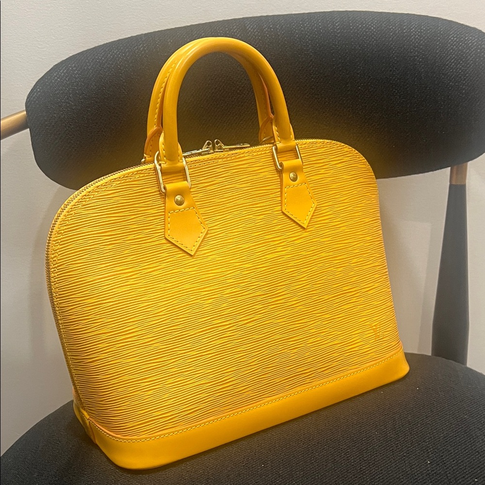 Louis Vuitton Alma PM Epi leather Handbag with Strap